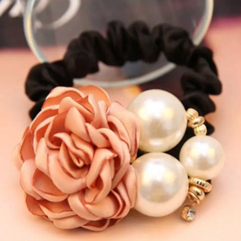 ROSE & PEARLS SCRUNCHIE in Champagne